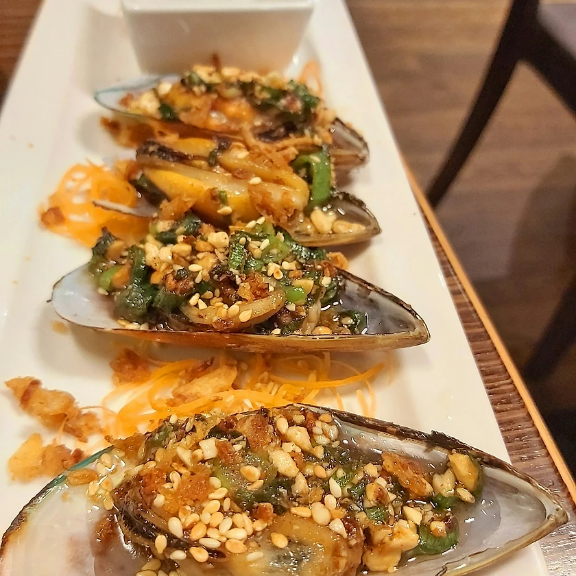 Moules farcies au beurre et à l'ail, gratinées aux herbes