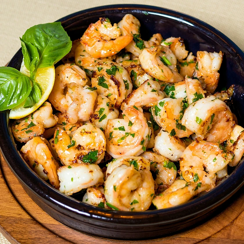 Crevettes sautées à l'ail et aux herbes dans un plat